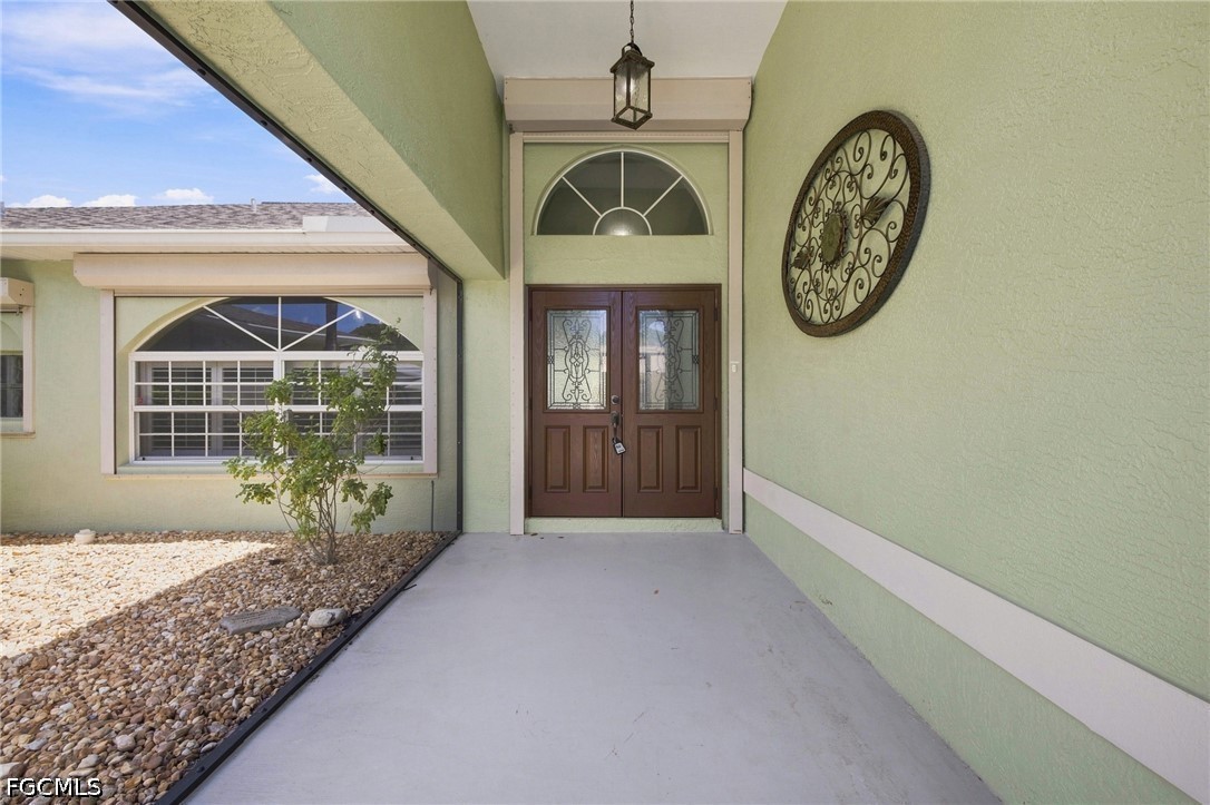 3 Bed Pool Home for Sale in Meadowbrook, photo 2