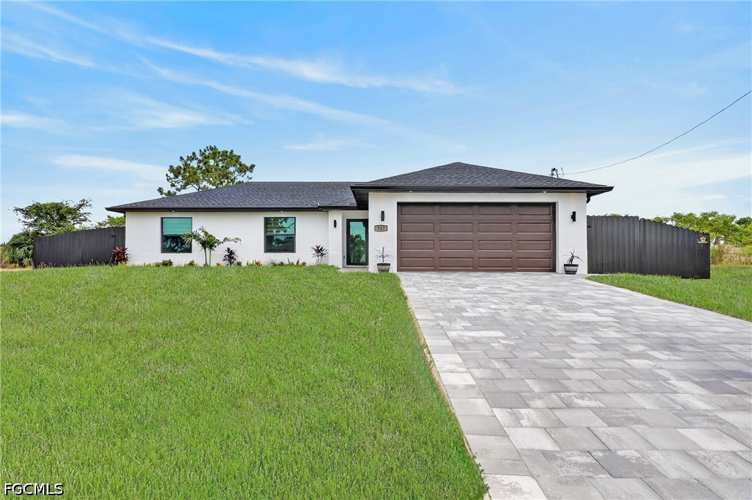3 Bed Pool Home for Sale in Cape Coral, photo 2