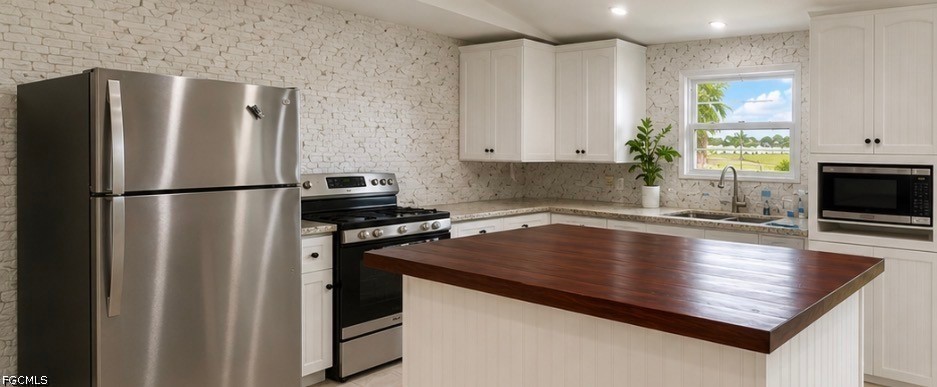 3 Bed SingleFamilyResidence for Sale in Cape Coral, photo 2
