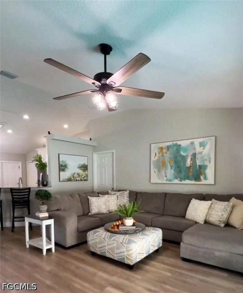 3 Bed Pool Home for Sale in Clearwater, photo 2