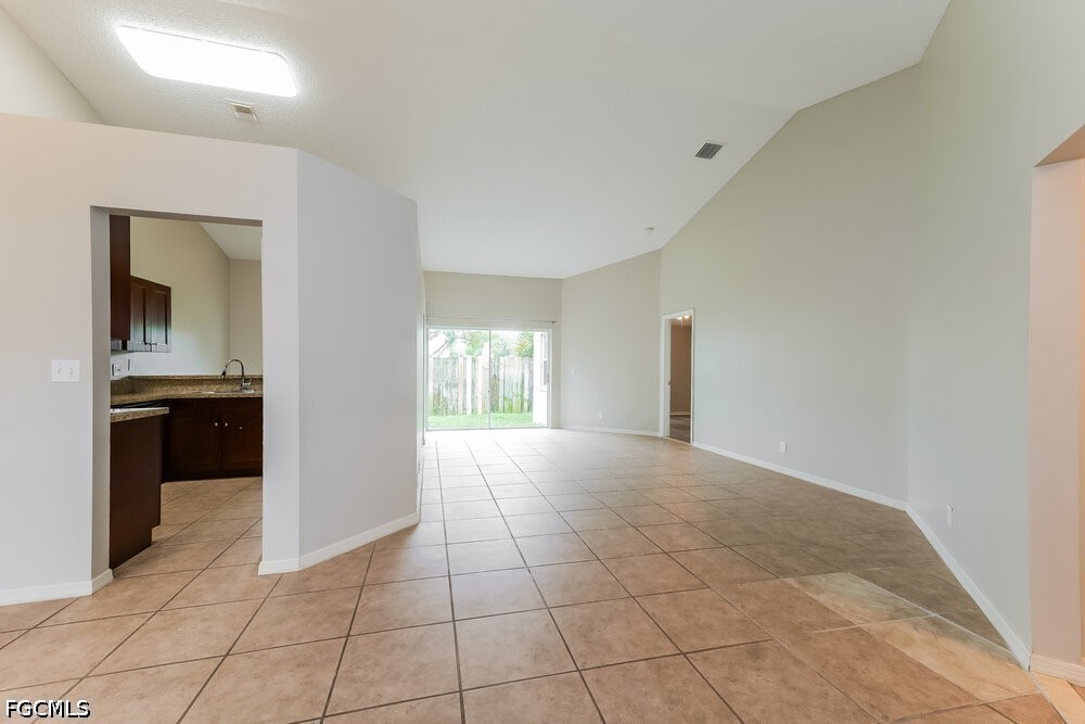 3 Bed SingleFamilyResidence for Sale in West Palm Beach, photo 2