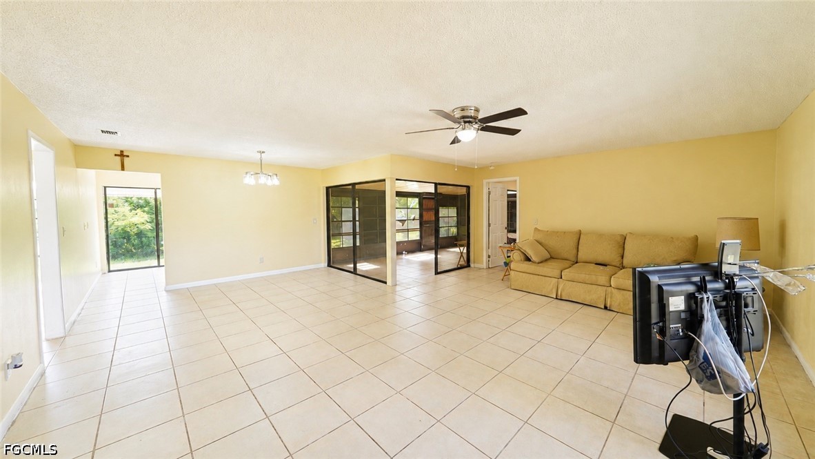 2 Bed SingleFamilyResidence for Sale in Cape Coral, photo 2