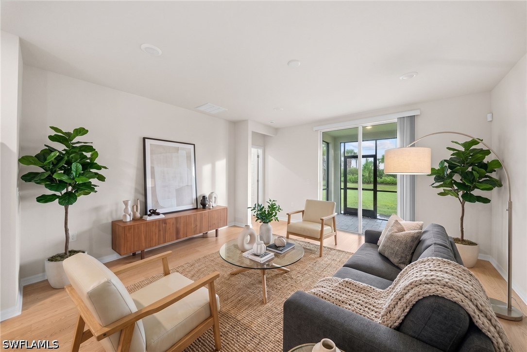 3 Bed SingleFamilyResidence for Sale in Crescent Lakes, photo 2