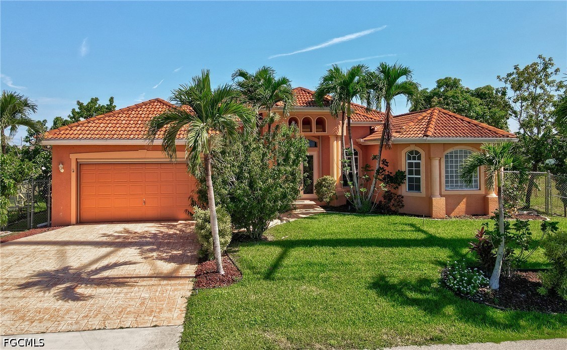 3 Bed Pool Home for Sale in Cape Coral, photo 2