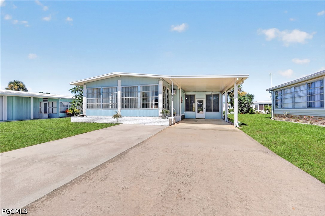 2 Bed ManufacturedHome for Sale in North Fort Myers, photo 2