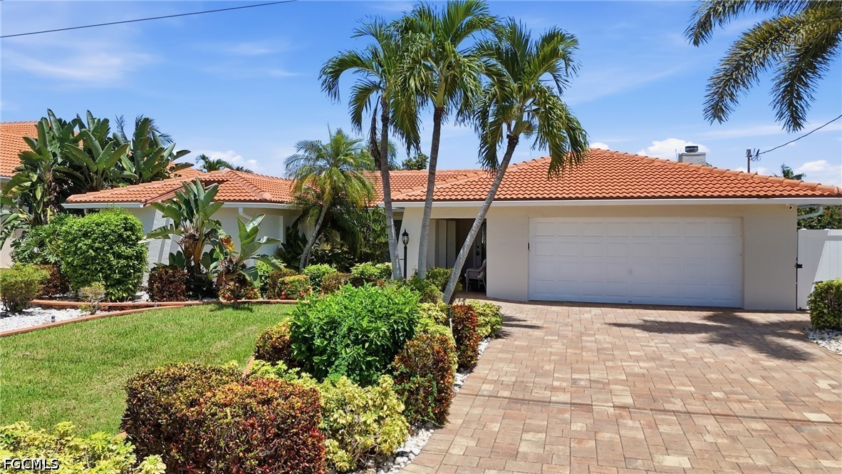 3 Bed Pool Home for Sale in Cape Coral, photo 2