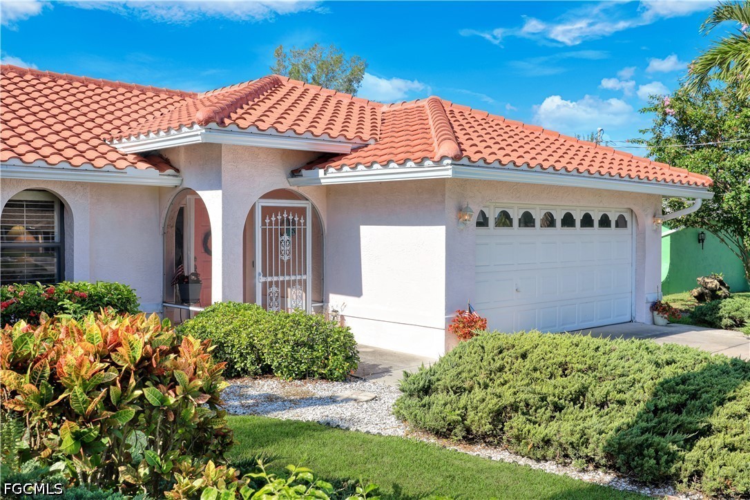 3 Bed Pool Home for Sale in Cape Coral, photo 2