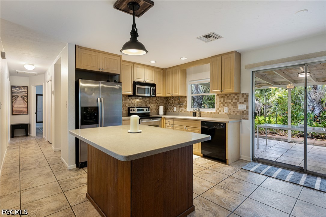 3 Bed SingleFamilyResidence for Sale in San Carlos Park, photo 2