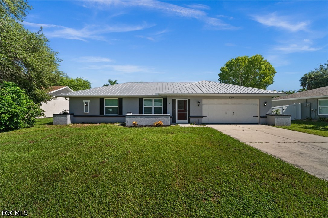 3 Bed Pool Home for Sale in Fort Myers, photo 2