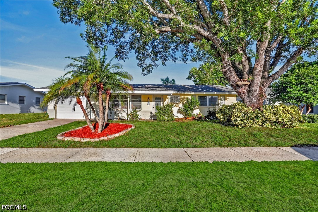 3 Bed Waterfront Home for Sale in North Fort Myers, photo 2