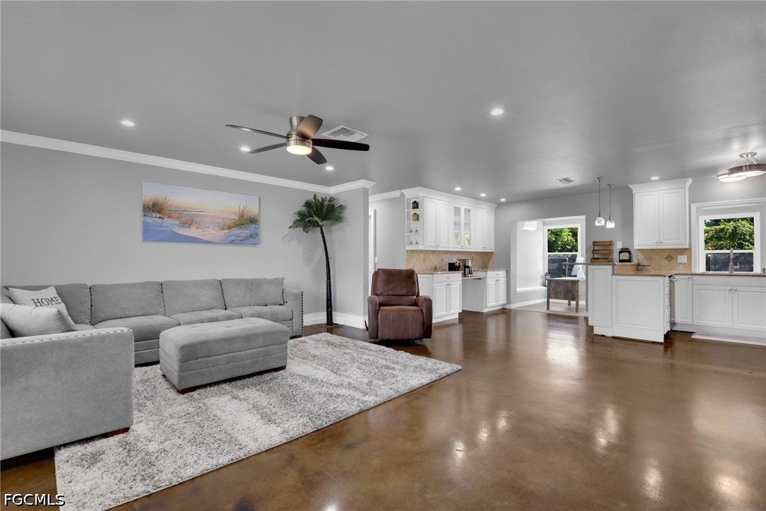 3 Bed Pool Home for Sale in Fort Myers Villas, photo 2
