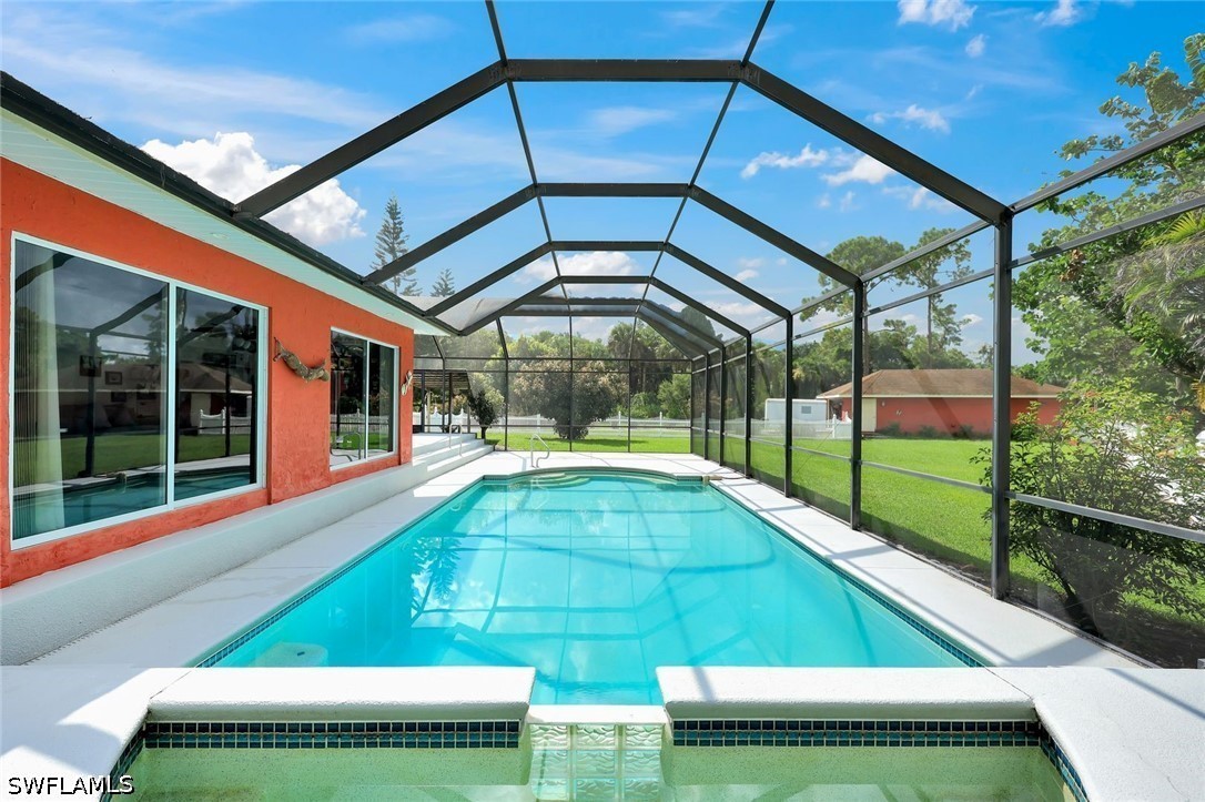 3 Bed Pool Home for Sale in Naples, photo 2
