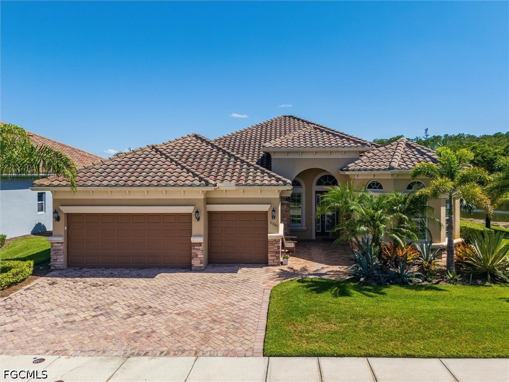 3 Bed Pool Home for Sale in Somerset, photo 2