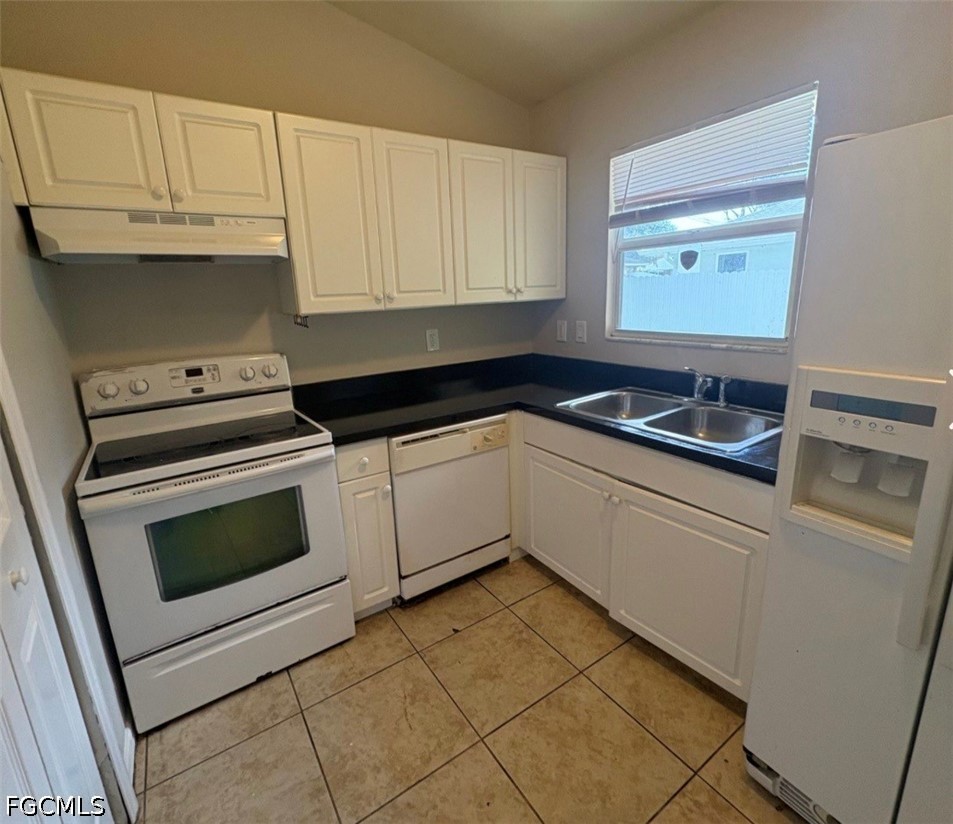 3 Bed SingleFamilyResidence for Sale in Fort Myers, photo 2