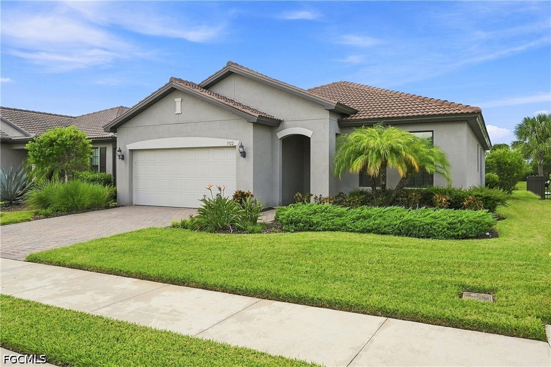 3 Bed Waterfront Home for Sale in Fort Myers, photo 2