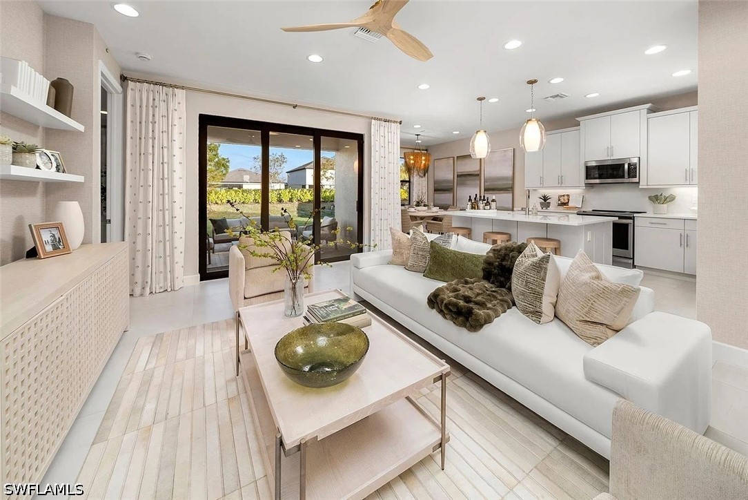 2 Bed SingleFamilyResidence for Sale in Valencia Harbor, photo 2