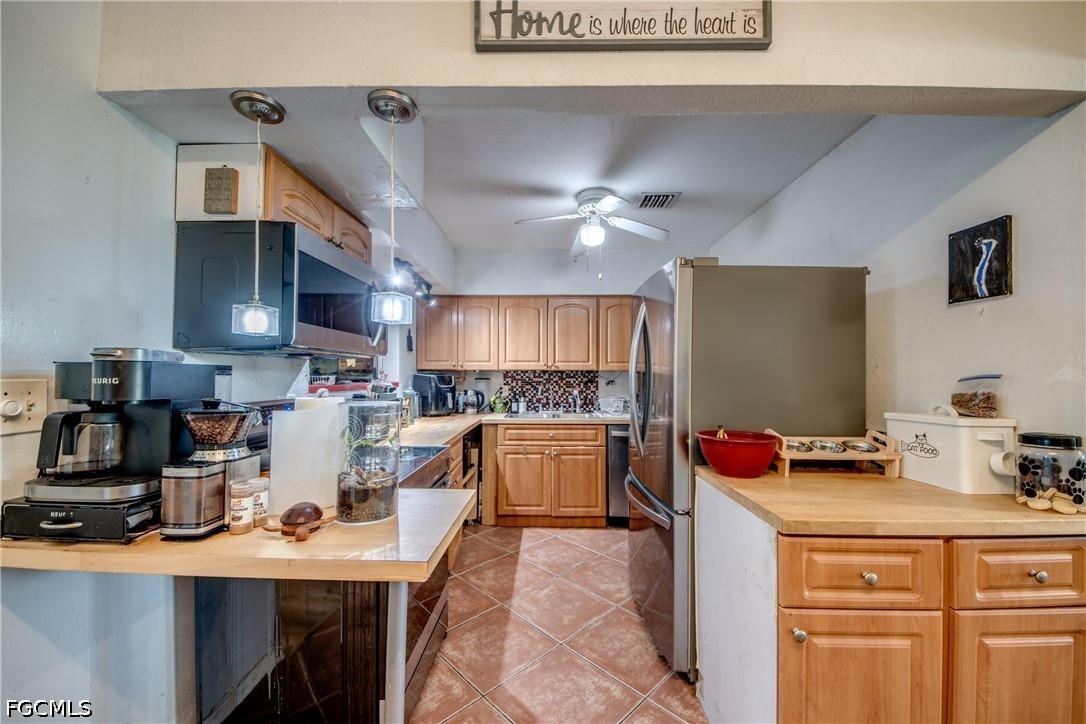 4 Bed SingleFamilyResidence for Sale in North Fort Myers, photo 2