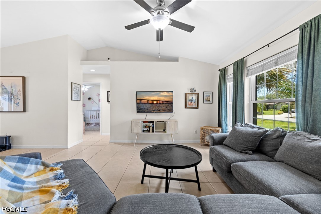 3 Bed SingleFamilyResidence for Sale in Cape Coral, photo 2