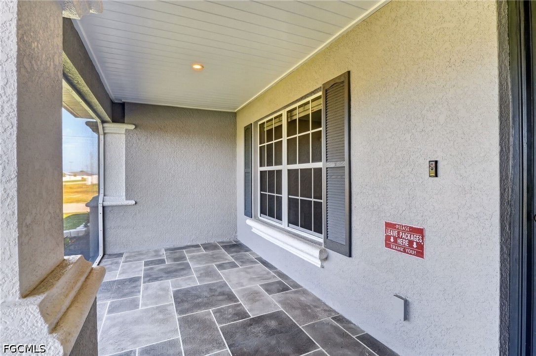3 Bed SingleFamilyResidence for Sale in Cape Coral, photo 2