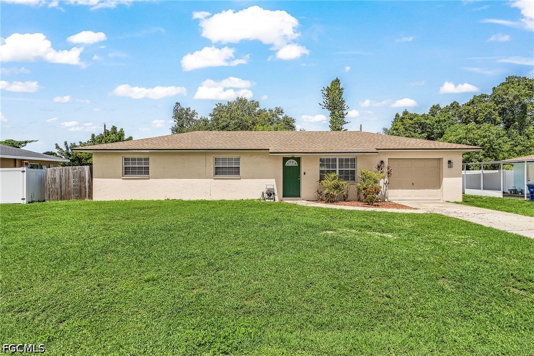 3 Bed SingleFamilyResidence for Sale in Fort Myers, photo 2