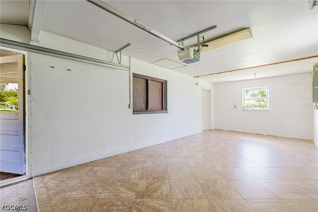 3 Bed SingleFamilyResidence for Sale in Fort Myers, photo 2