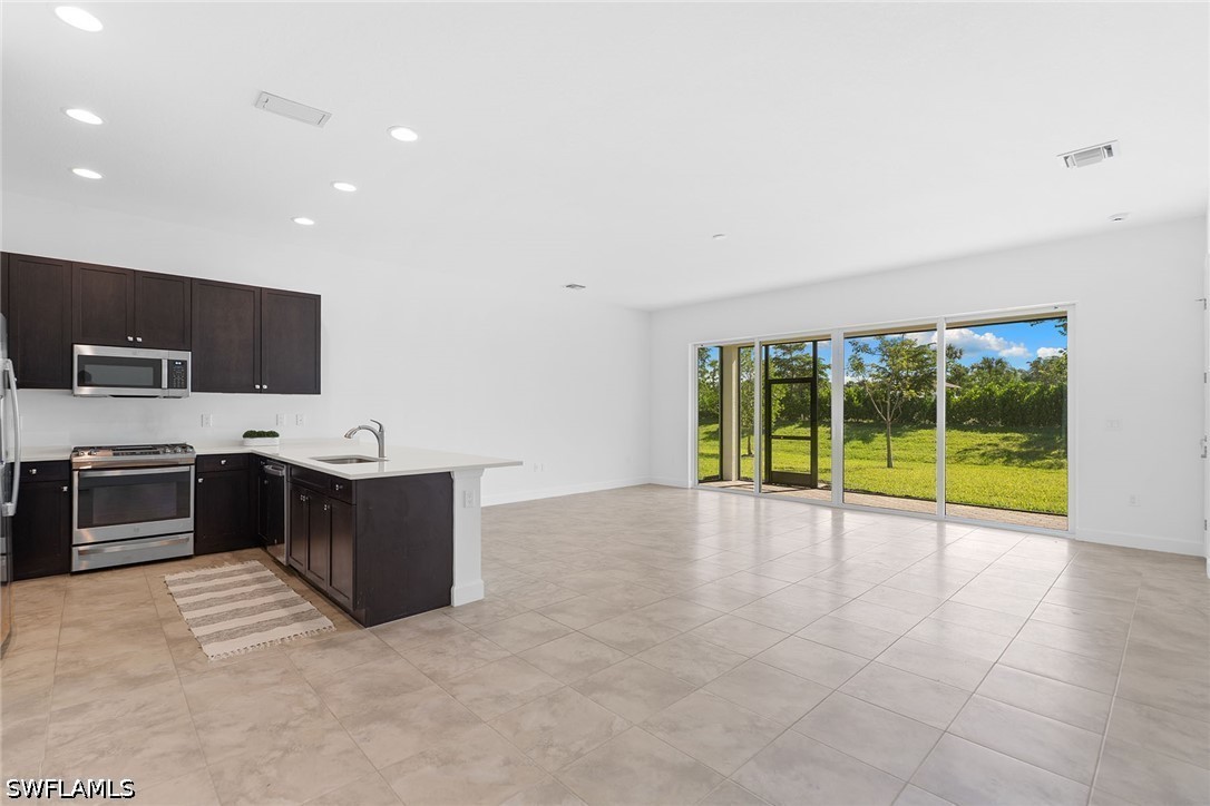 2 Bed SingleFamilyResidence for Sale in Naples, photo 2