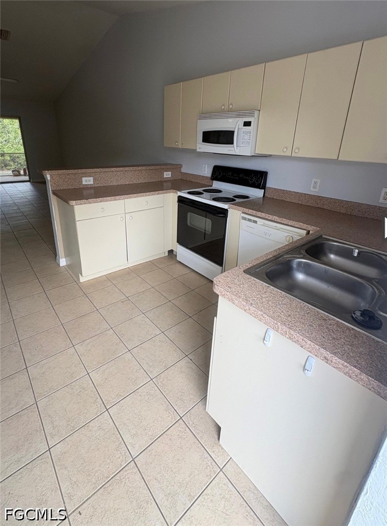 2 Bed Duplex for Sale in Lehigh Acres, photo 2