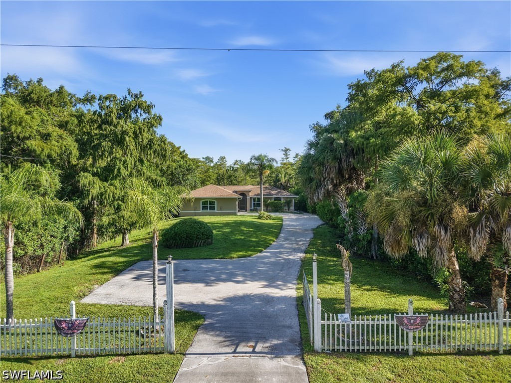 3 Bed Pool Home for Sale in Naples, photo 2
