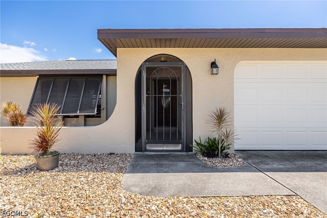 3 Bed Pool Home for Sale in Cape Coral, photo 2