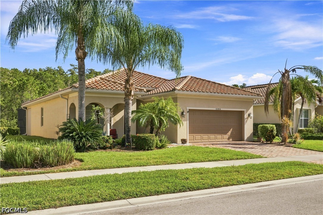 3 Bed Pool Home for Sale in Somerset, photo 2