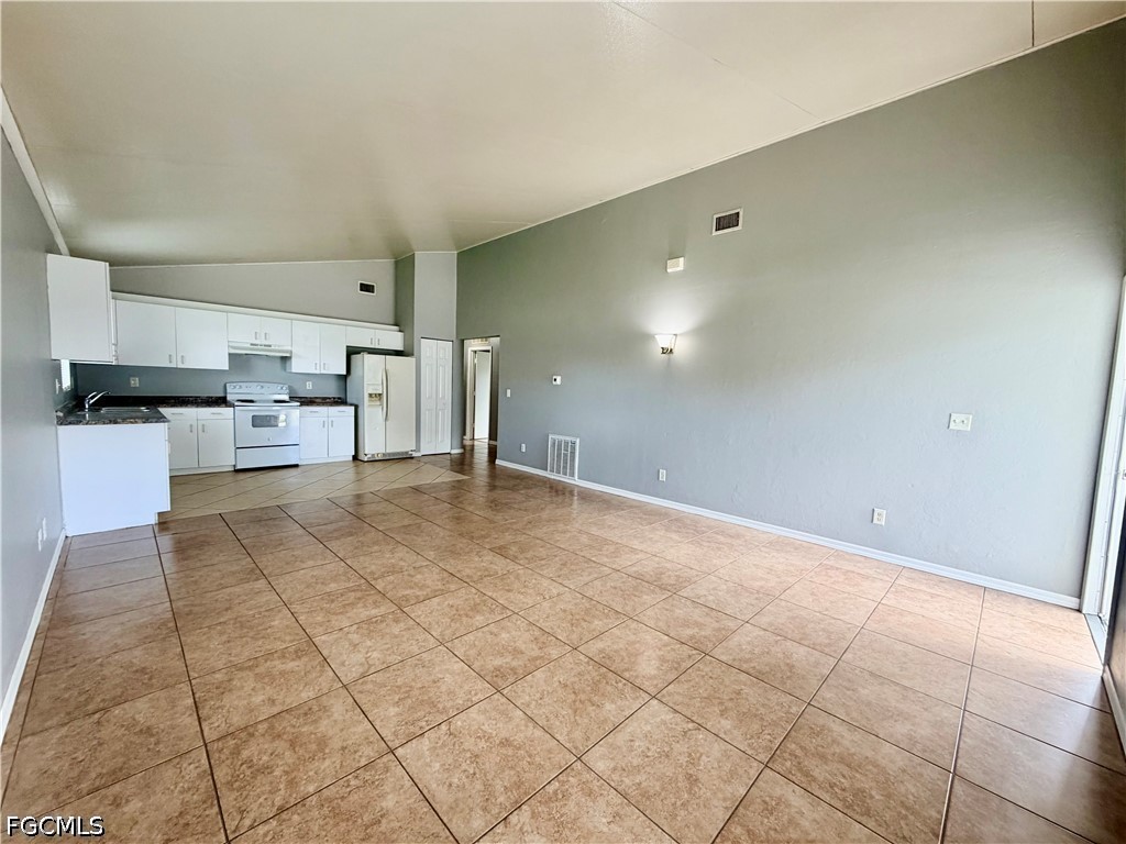 3 Bed SingleFamilyResidence for Sale in Cape Coral, photo 2