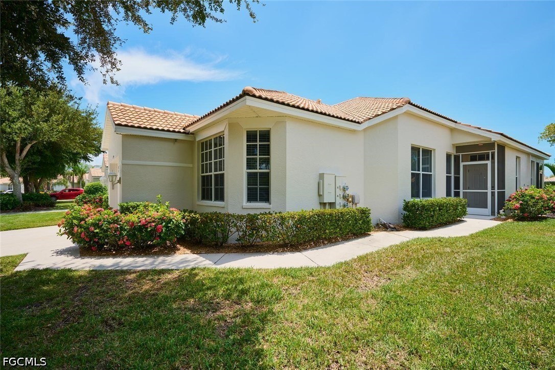 2 Bed Waterfront Home for Sale in Fort Myers, photo 2