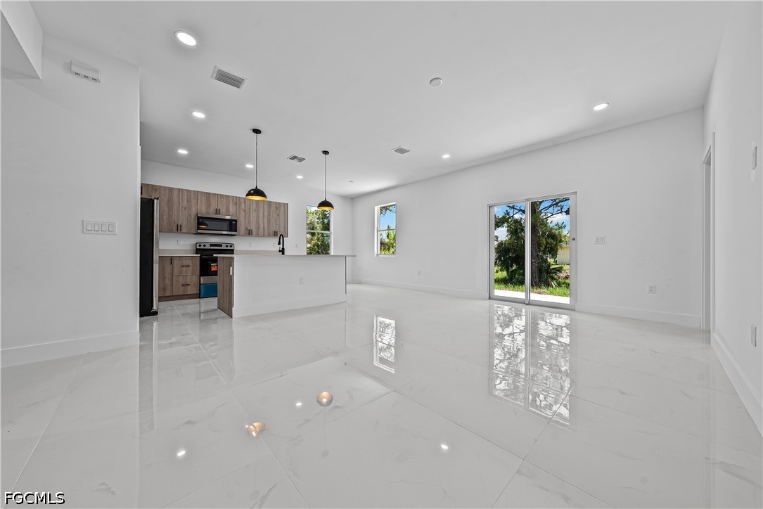 3 Bed SingleFamilyResidence for Sale in Lehigh Acres, photo 2