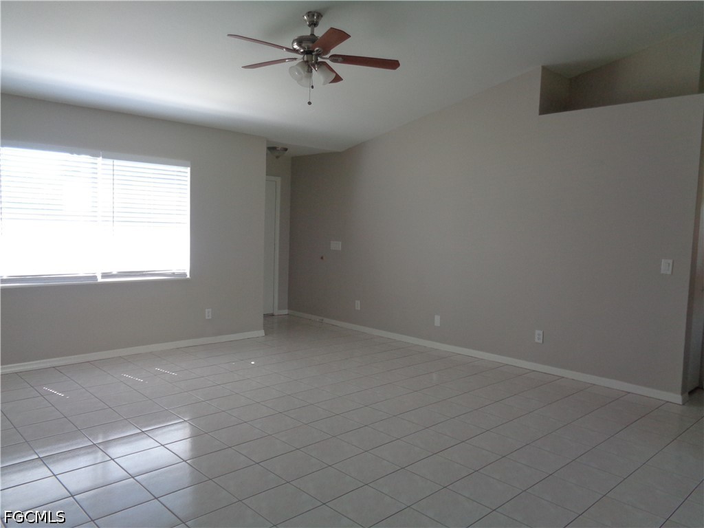 3 Bed SingleFamilyResidence for Sale in Cape Coral, photo 2