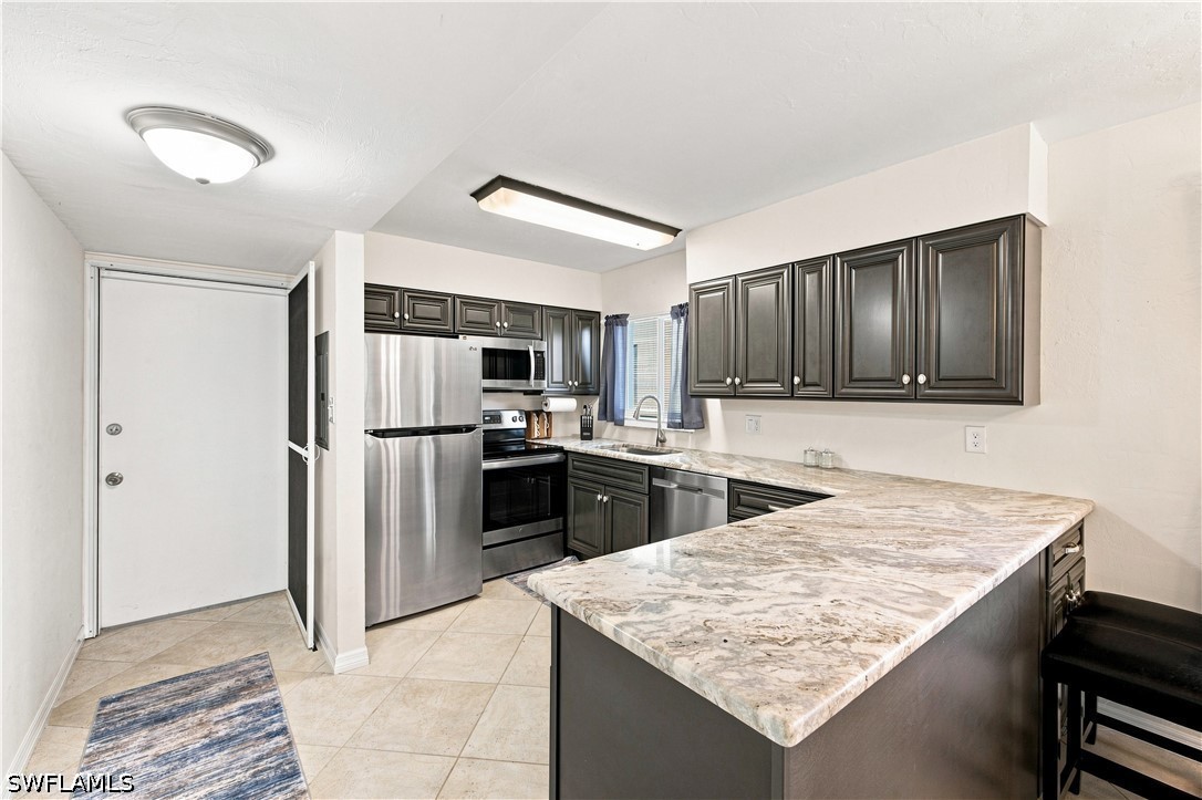 2 Bed Condominium for Sale in Fort Myers, photo 2