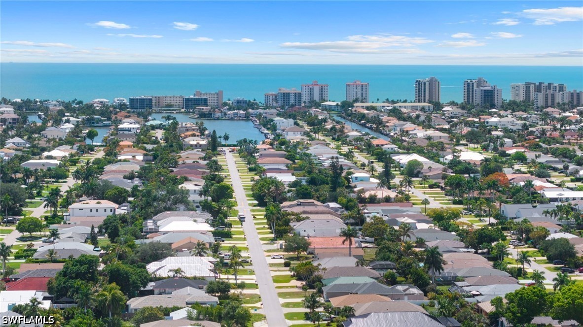 2 Bed SingleFamilyResidence for Sale in Naples, photo 2