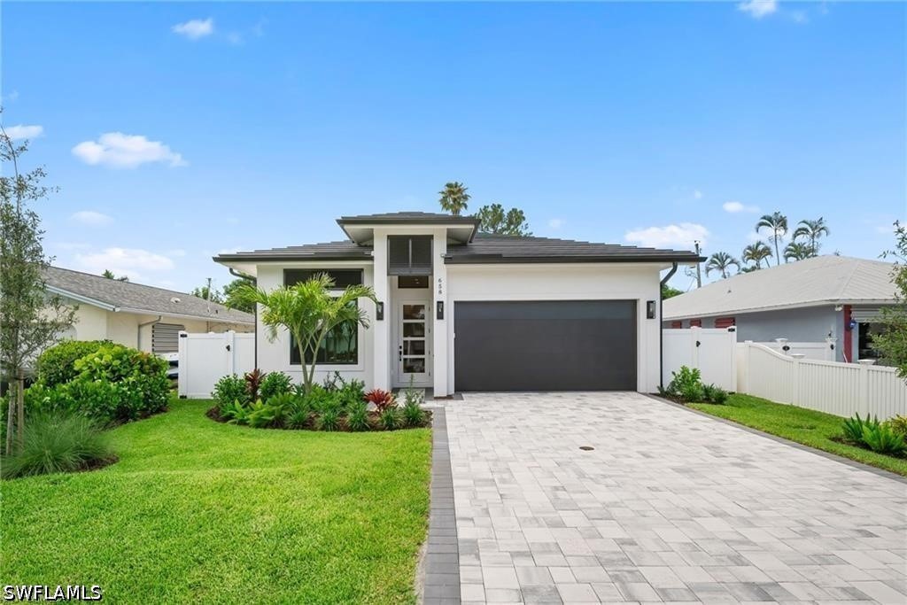4 Bed Pool Home for Sale in Naples Park, photo 2