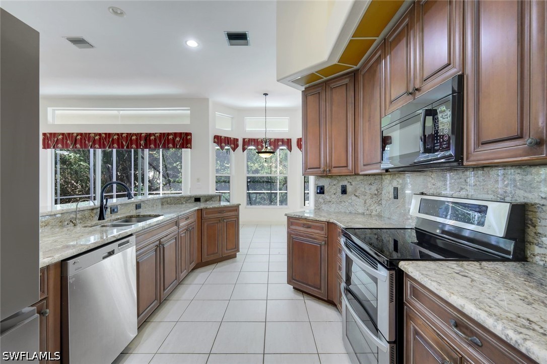 3 Bed Pool Home for Sale in Spanish Wells, photo 2