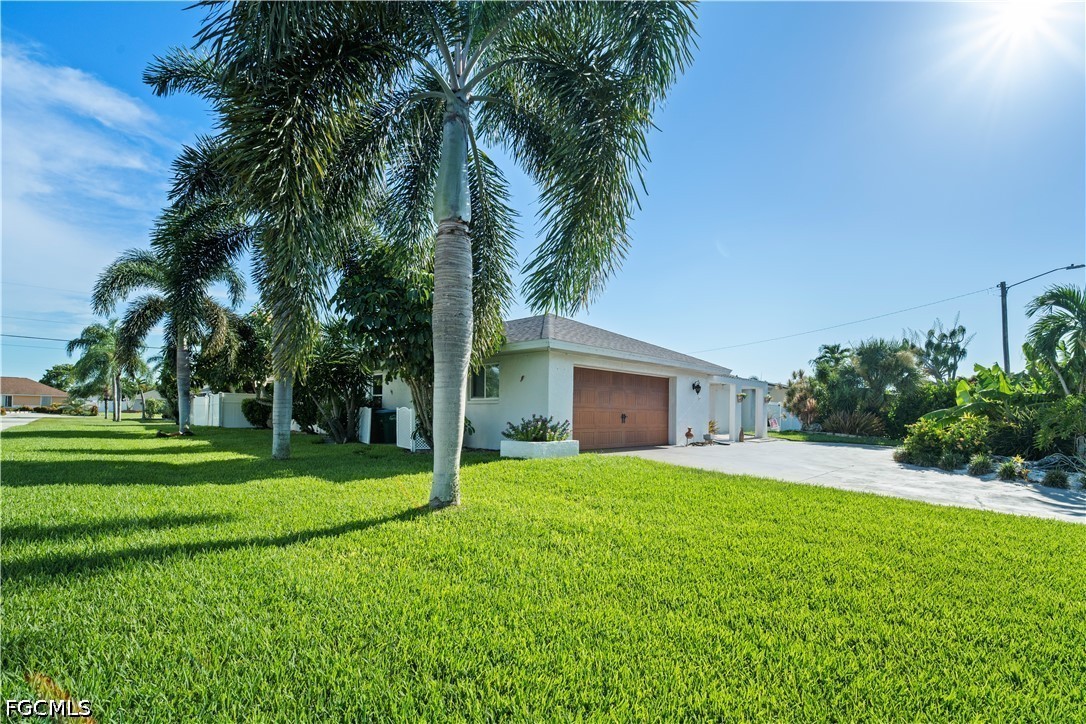 3 Bed Pool Home for Sale in Cape Coral, photo 2