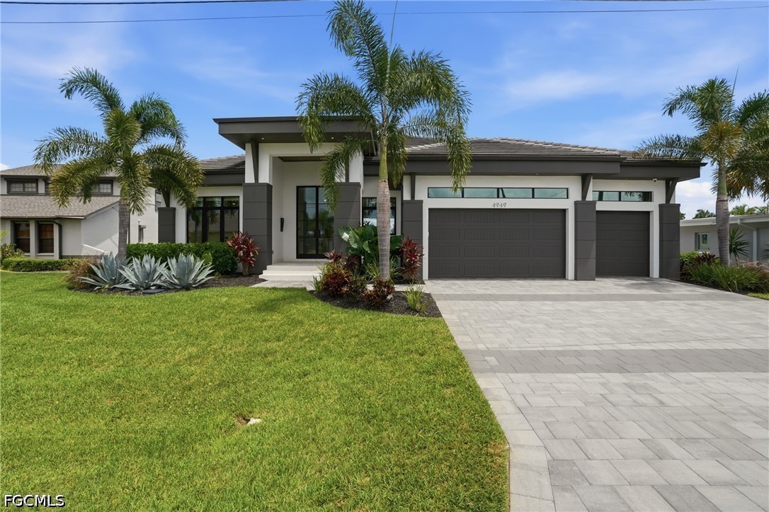 3 Bed Pool Home for Sale in Cape Coral, photo 2