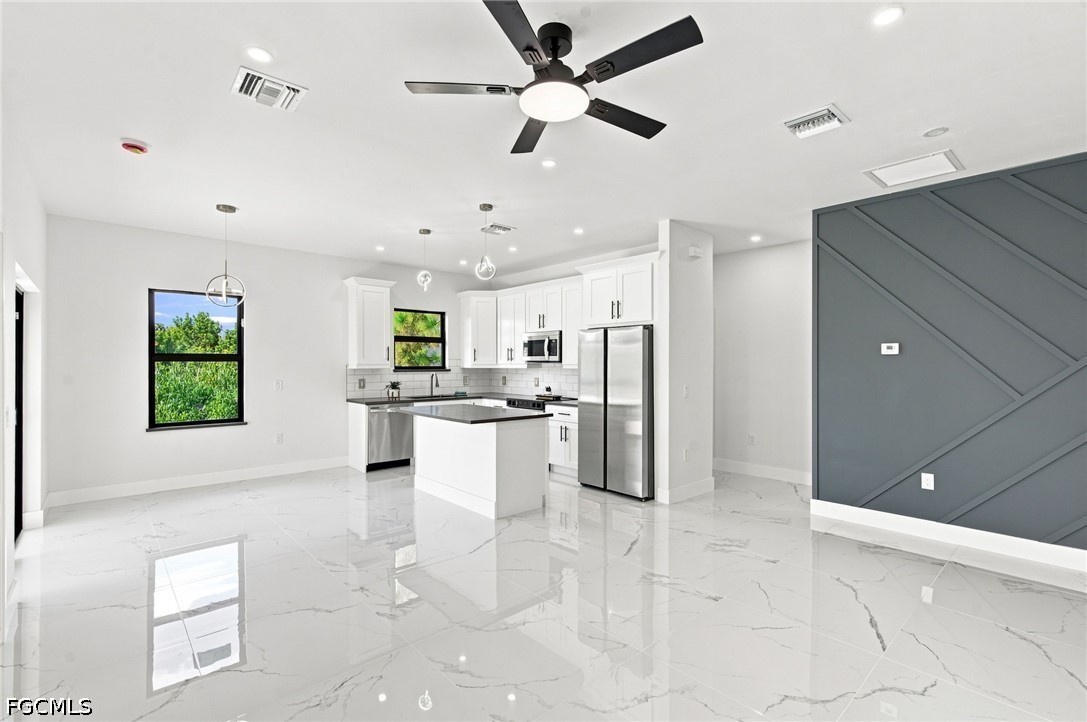 3 Bed SingleFamilyResidence for Sale in Lehigh Acres, photo 2