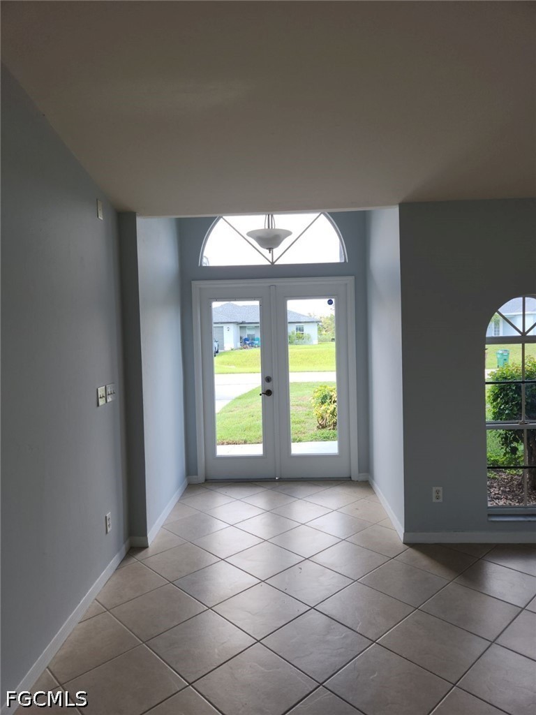 3 Bed SingleFamilyResidence for Sale in Cape Coral, photo 2