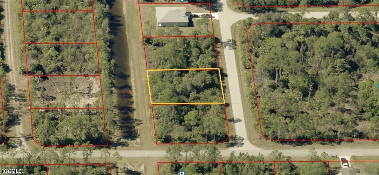 Waterfront Home for Sale in Lehigh Acres, photo 2