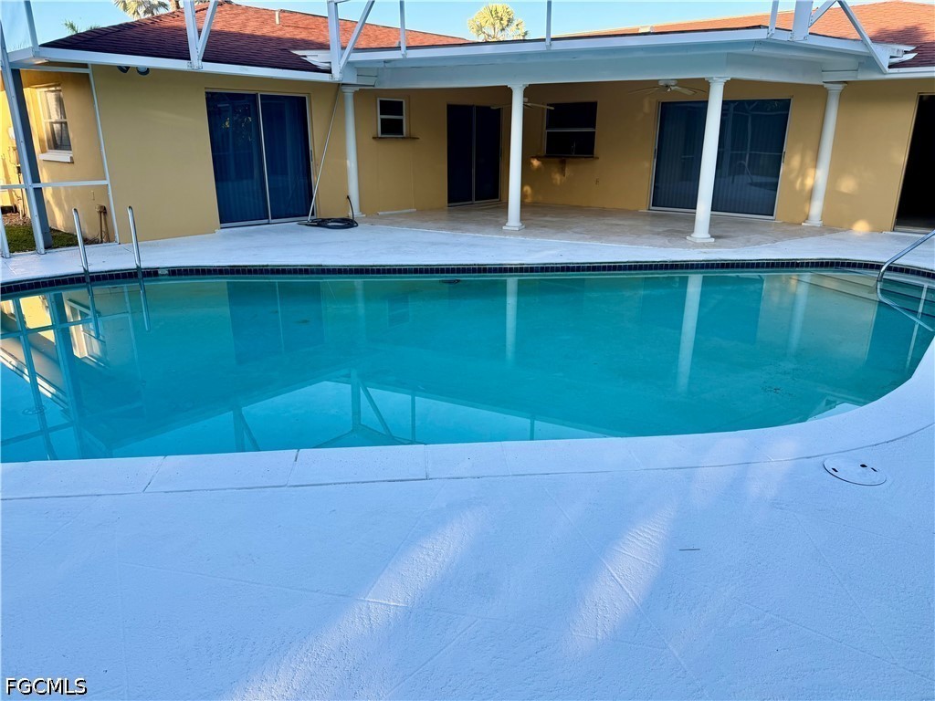 4 Bed Pool Home for Sale in Lakewood, photo 2