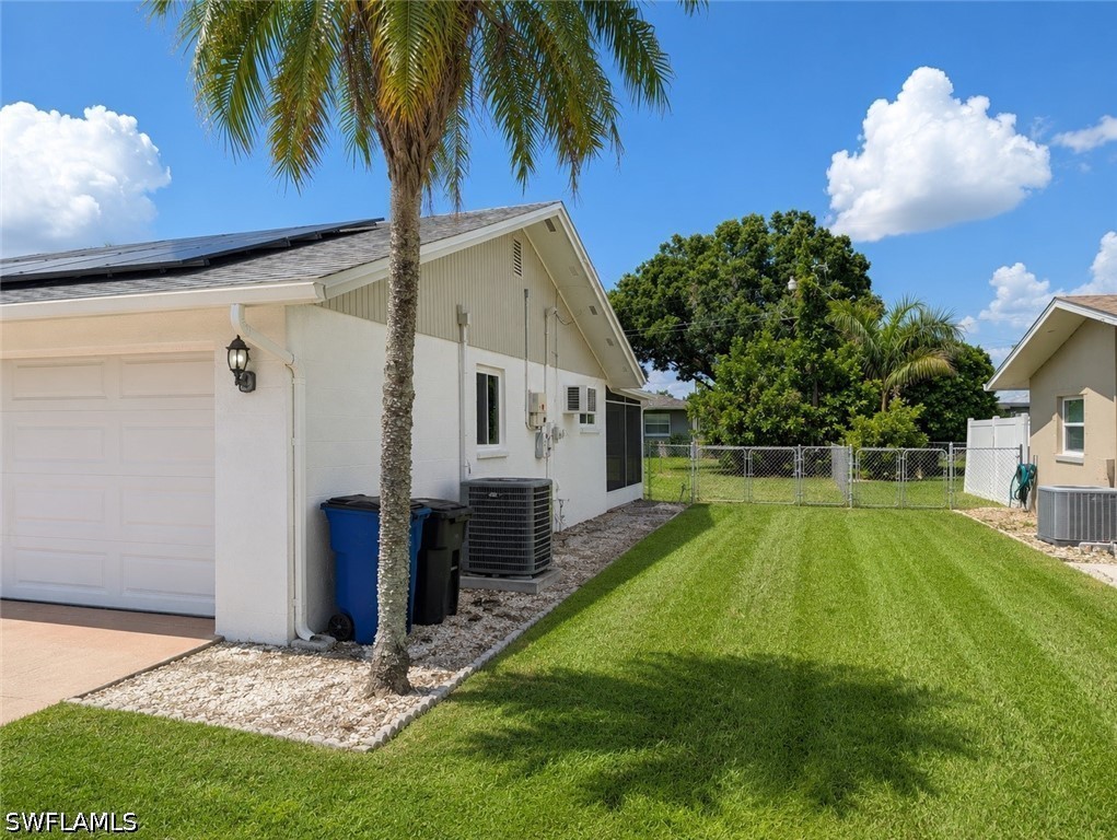 2 Bed SingleFamilyResidence for Sale in Fort Myers, photo 2
