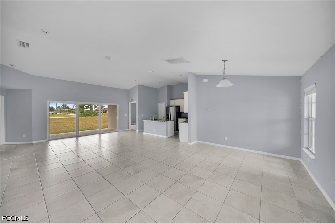 4 Bed SingleFamilyResidence for Sale in Cape Coral, photo 2