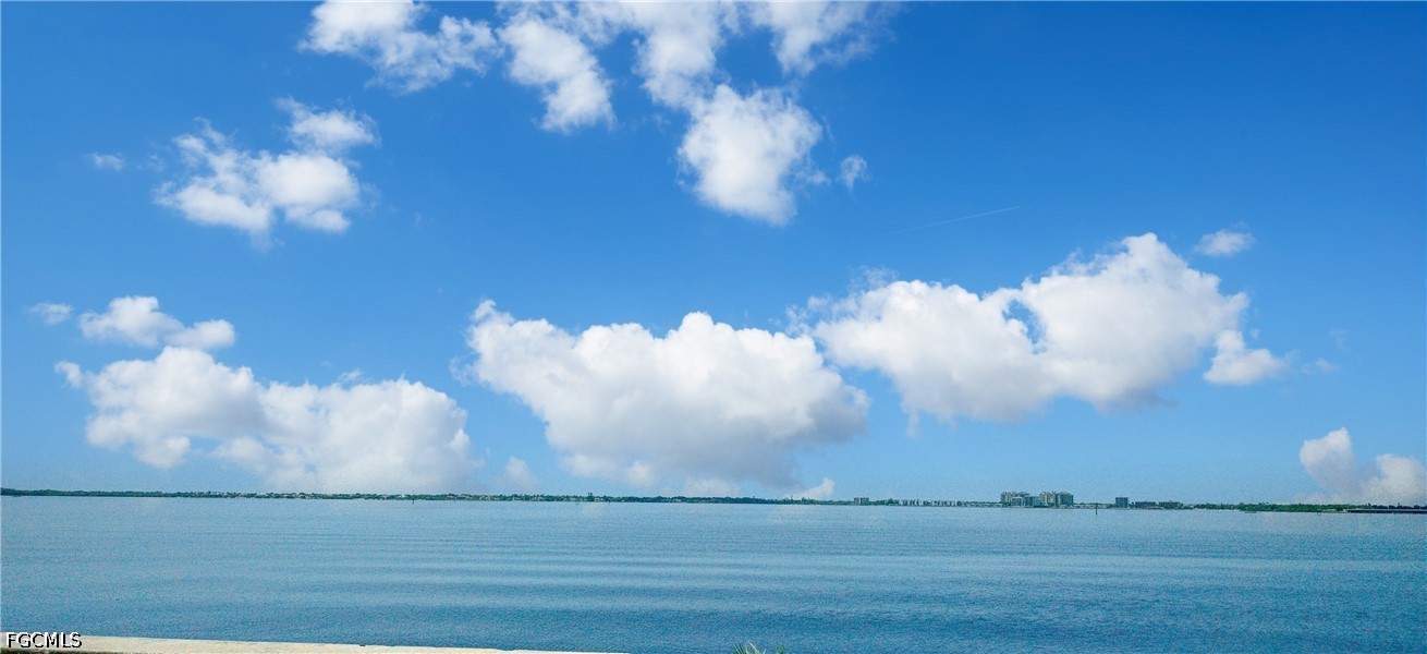 1 Bed Waterfront Home for Sale in Fort Myers, photo 2
