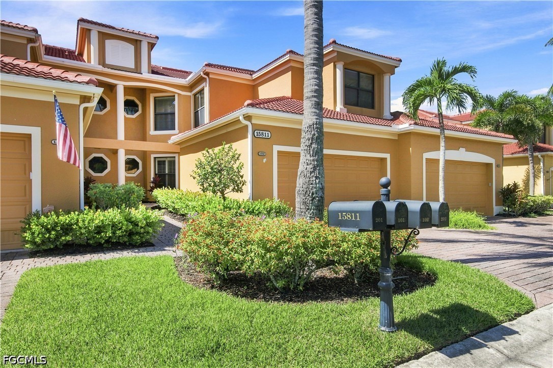 3 Bed Waterfront Home for Sale in Fort Myers, photo 2