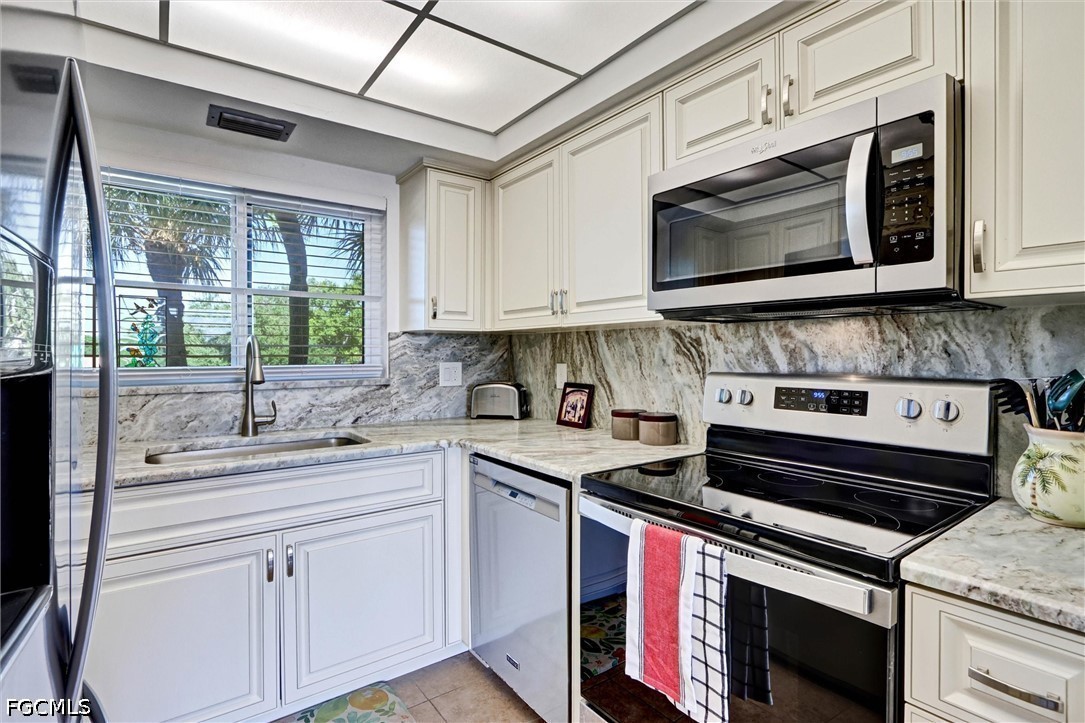 1 Bed Waterfront Home for Sale in Fort Myers, photo 2