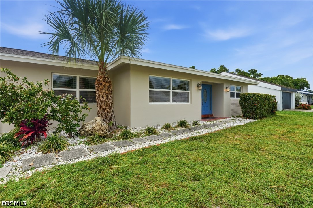 2 Bed Pool Home for Sale in Fort Myers Villas, photo 2
